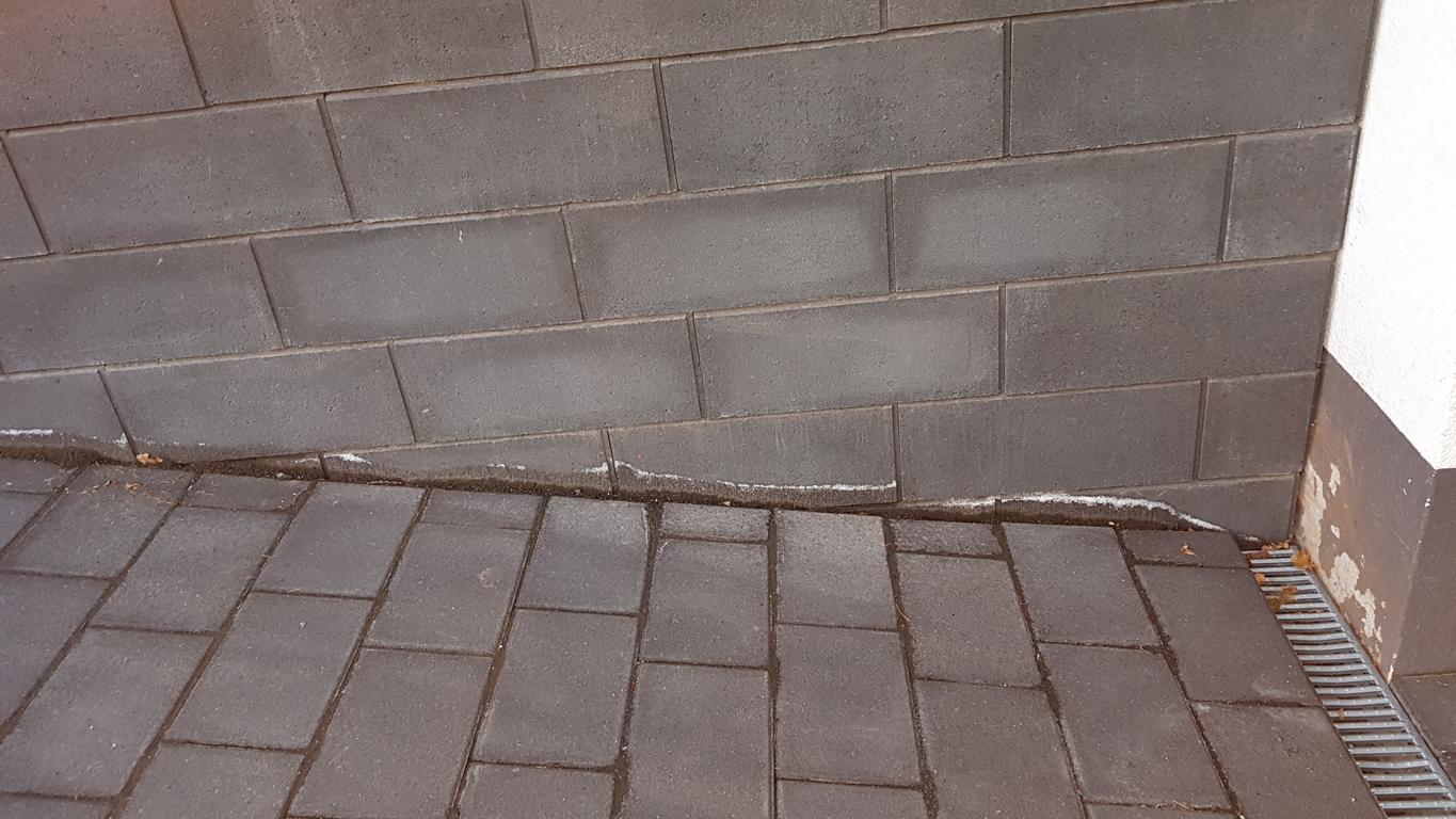 wasser-zieht-vom-pflaster-in-die-stuetzmauer-nachbessern-284662-1.JPG