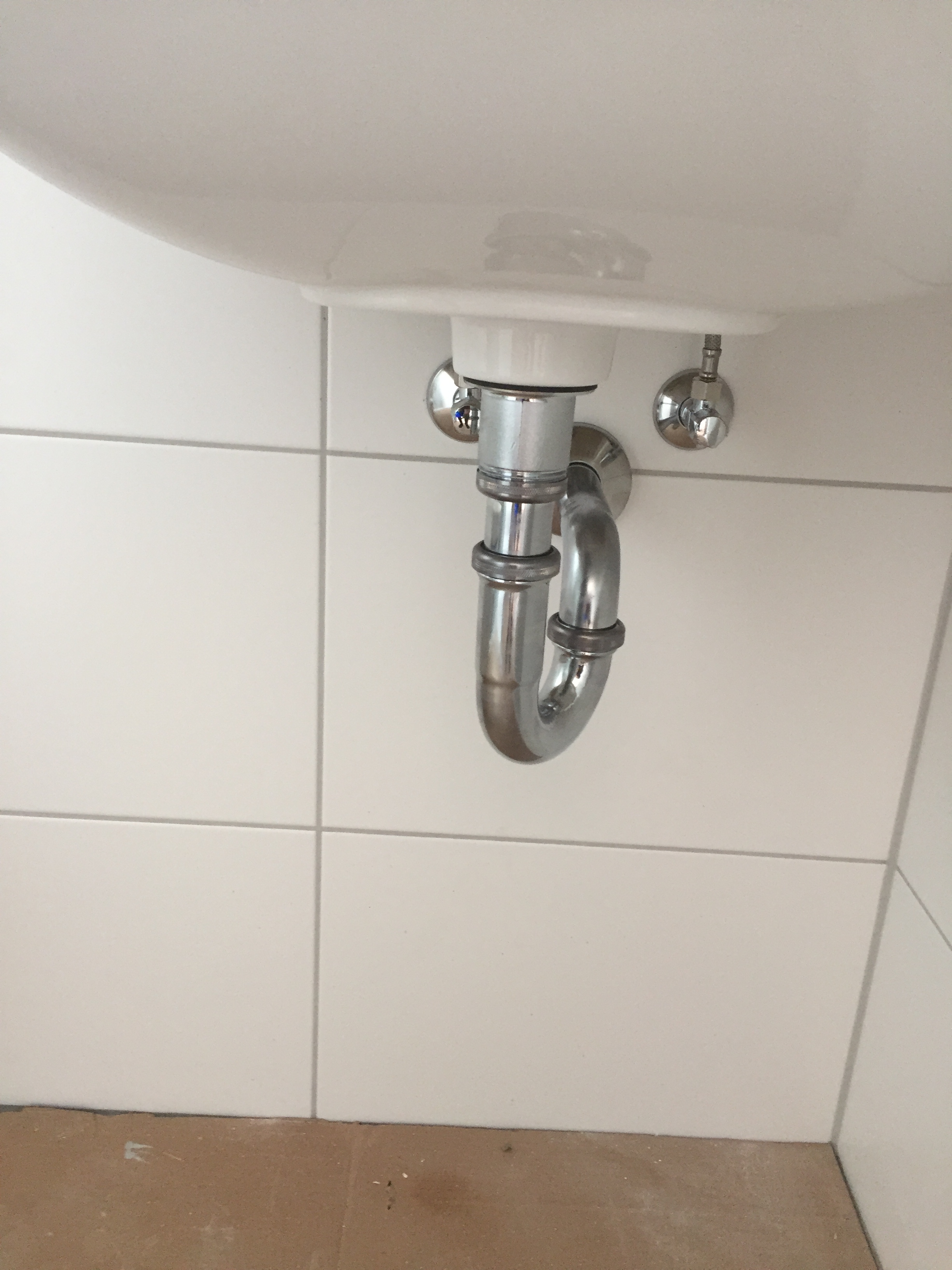 wasseranschluss-nicht-mittig-zum-waschbecken-gesetzt-recht-auf-nachbesserung-vom-gu-324581-1.JPG