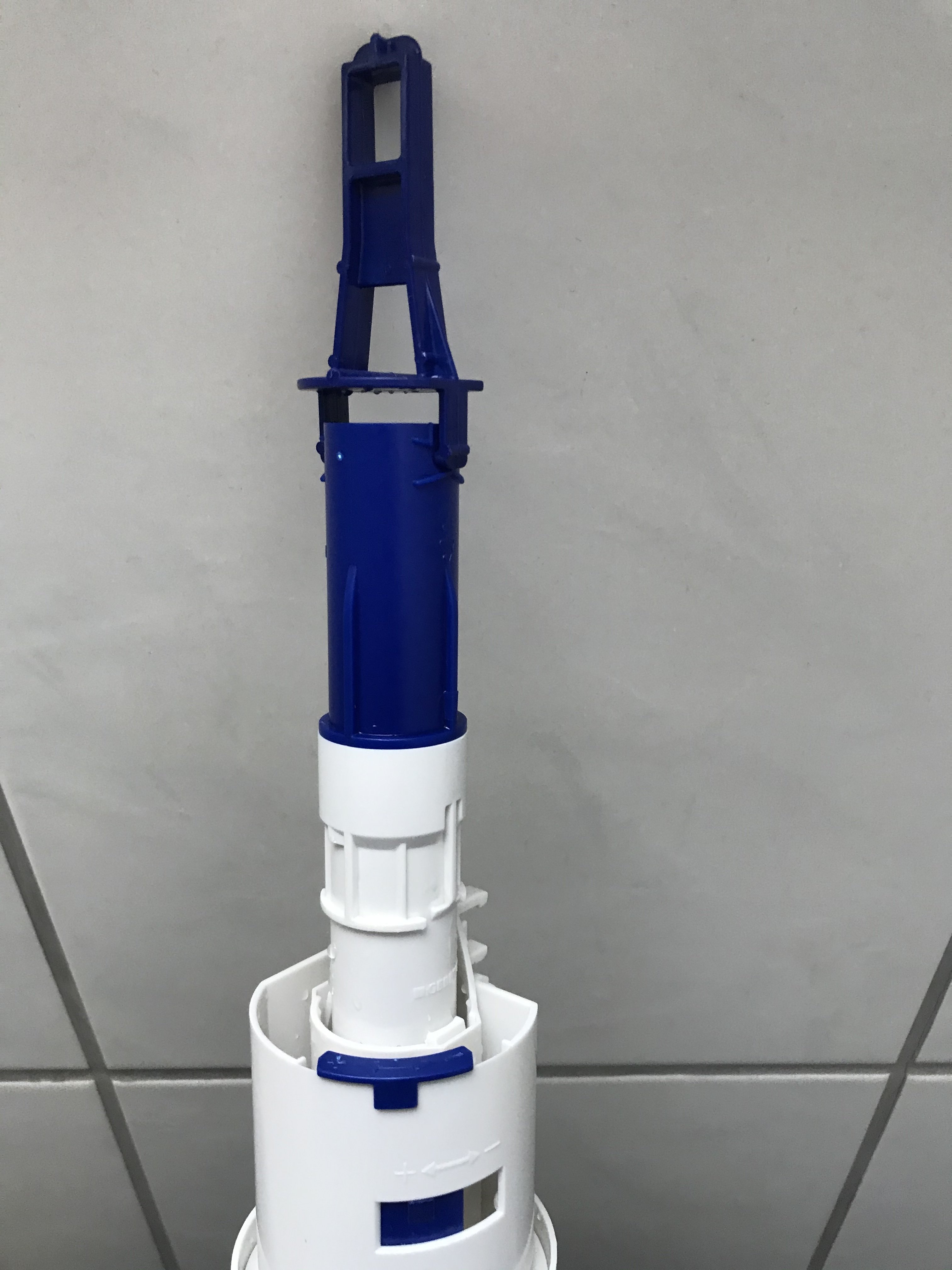 wc-mit-einbauelement-ist-undicht-stetiger-rinnsal-446702-2.jpg