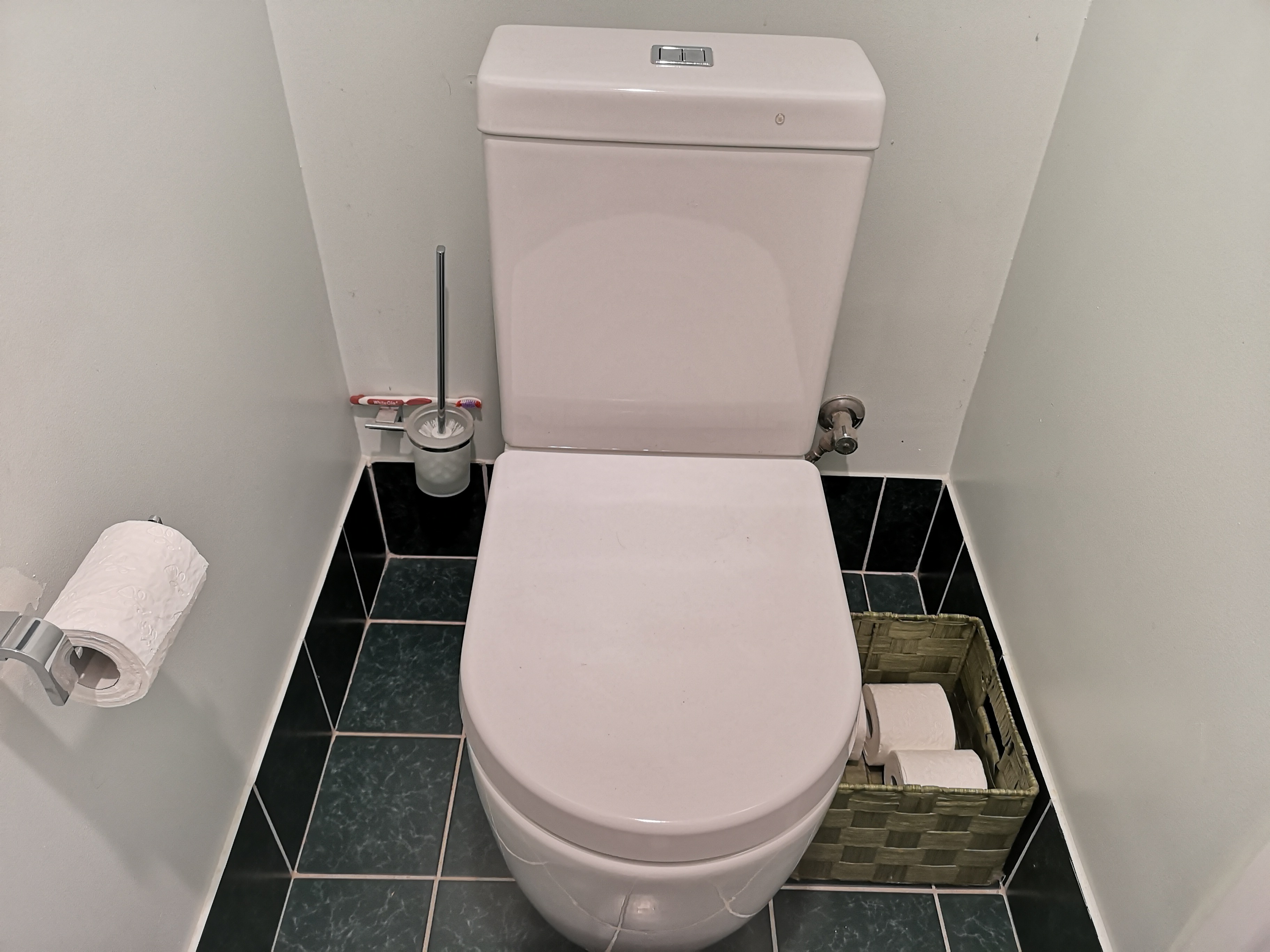 wc-toilette-badraum-toilettepapierhalter-besen.jpg