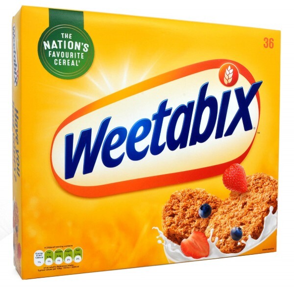 Weetabix Frühstücksbox mit gelbem Hintergrund, Logo und Obst auf Verpackung