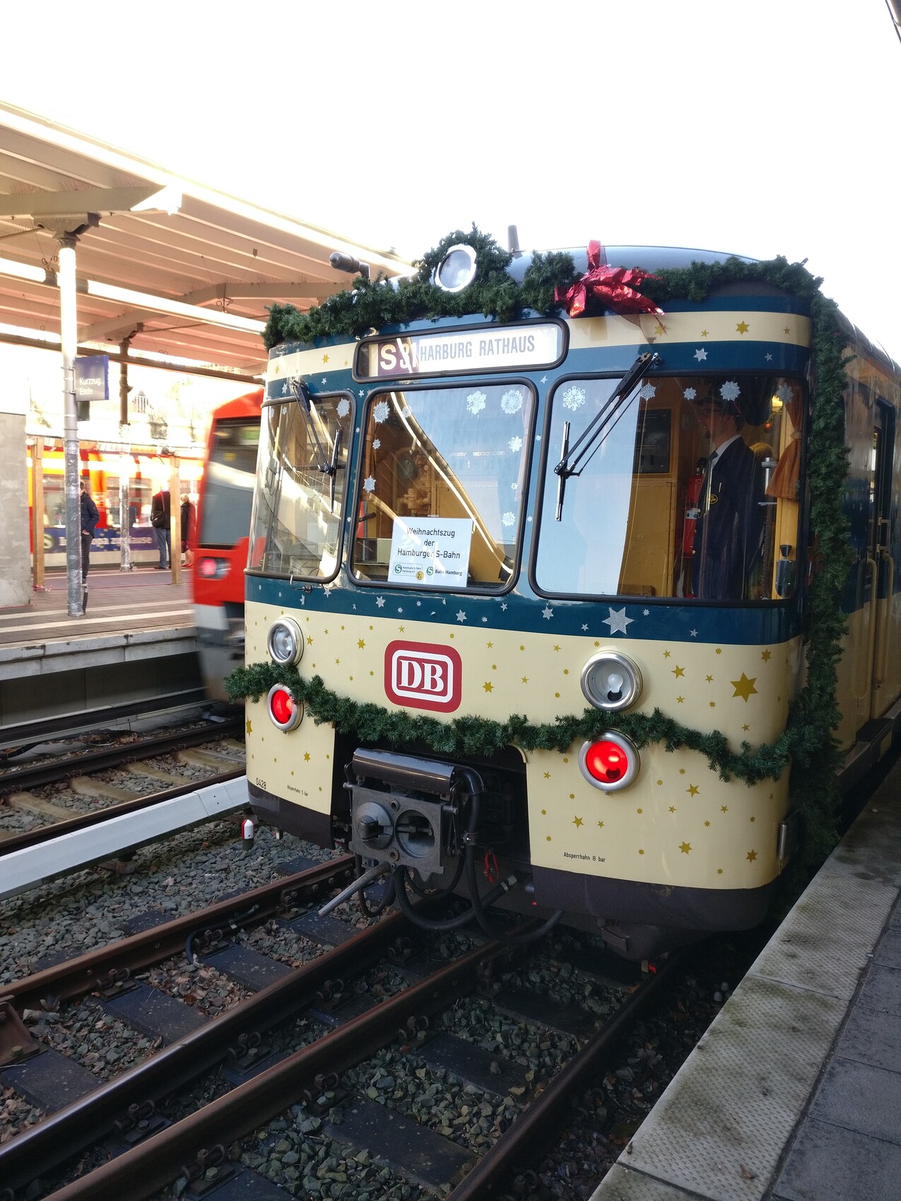 Weihnachtsdekorierte DB-Straßenbahn mit Girlanden am Harburg Rathaus.