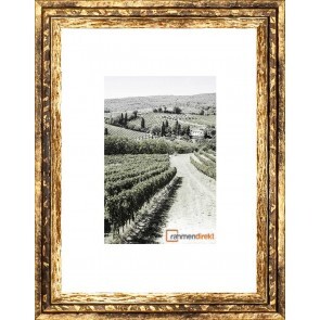 Weinberglandschaft mit Weg durch Reben, eingerahmt in goldenen Bilderrahmen