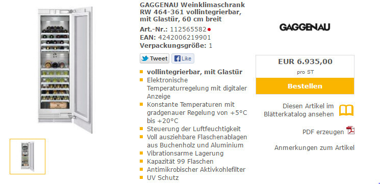 Gaggenau Weinkühlschrank mit Glasfront, geöffnet, zeigt Weinflaschen in der Küche