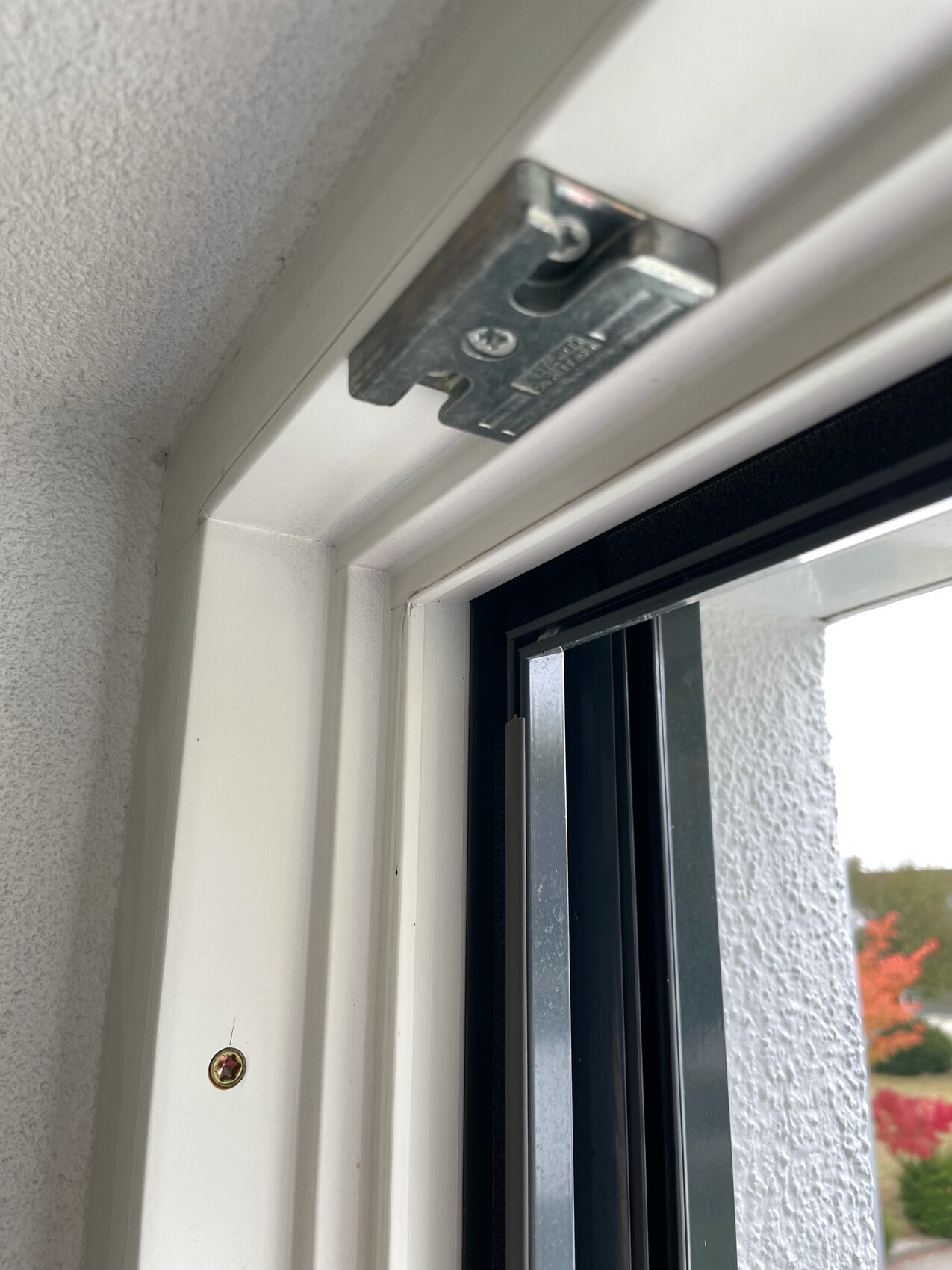weiss-fensterrahmen-obere-verschlussplatte-detail.jpeg