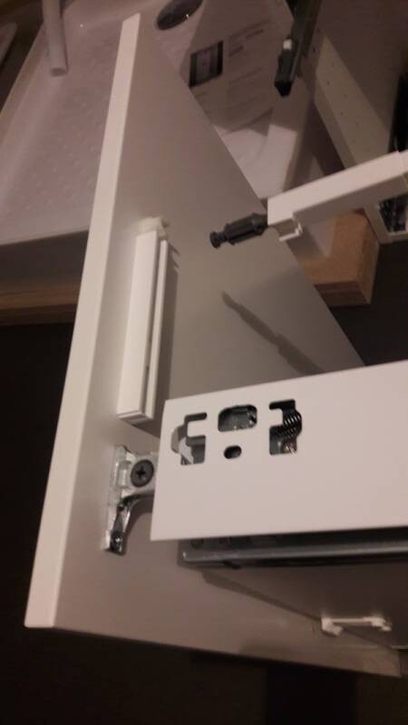 Weisser Kuechenschrank mit Montageschrauben und Scharnierplatten