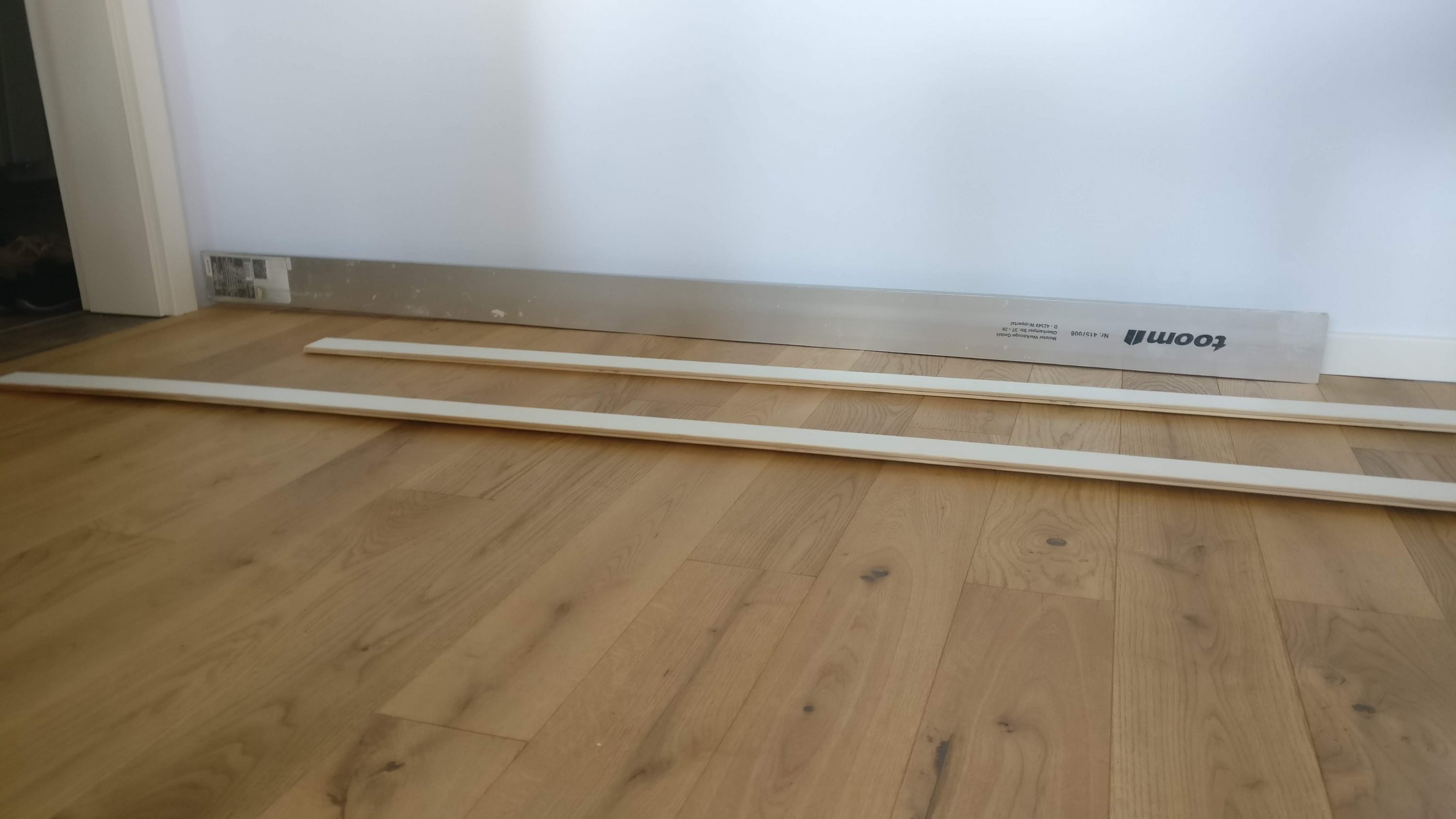 weisse-bodenleisten-im-wohnzimmer.jpg