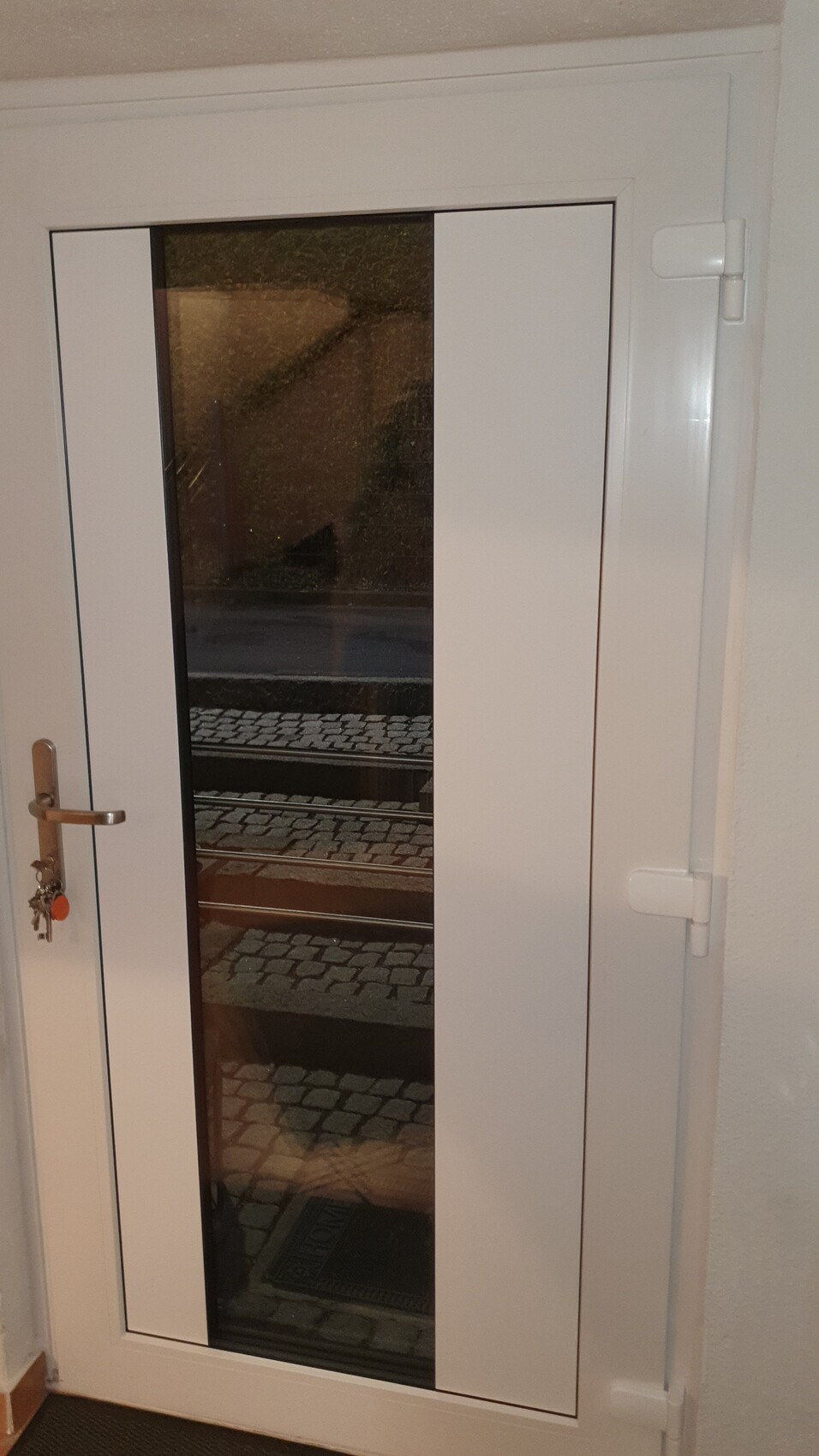 weisse-eingangstuer-mit-glasfenster-vorhaus-aussenstufen.jpg