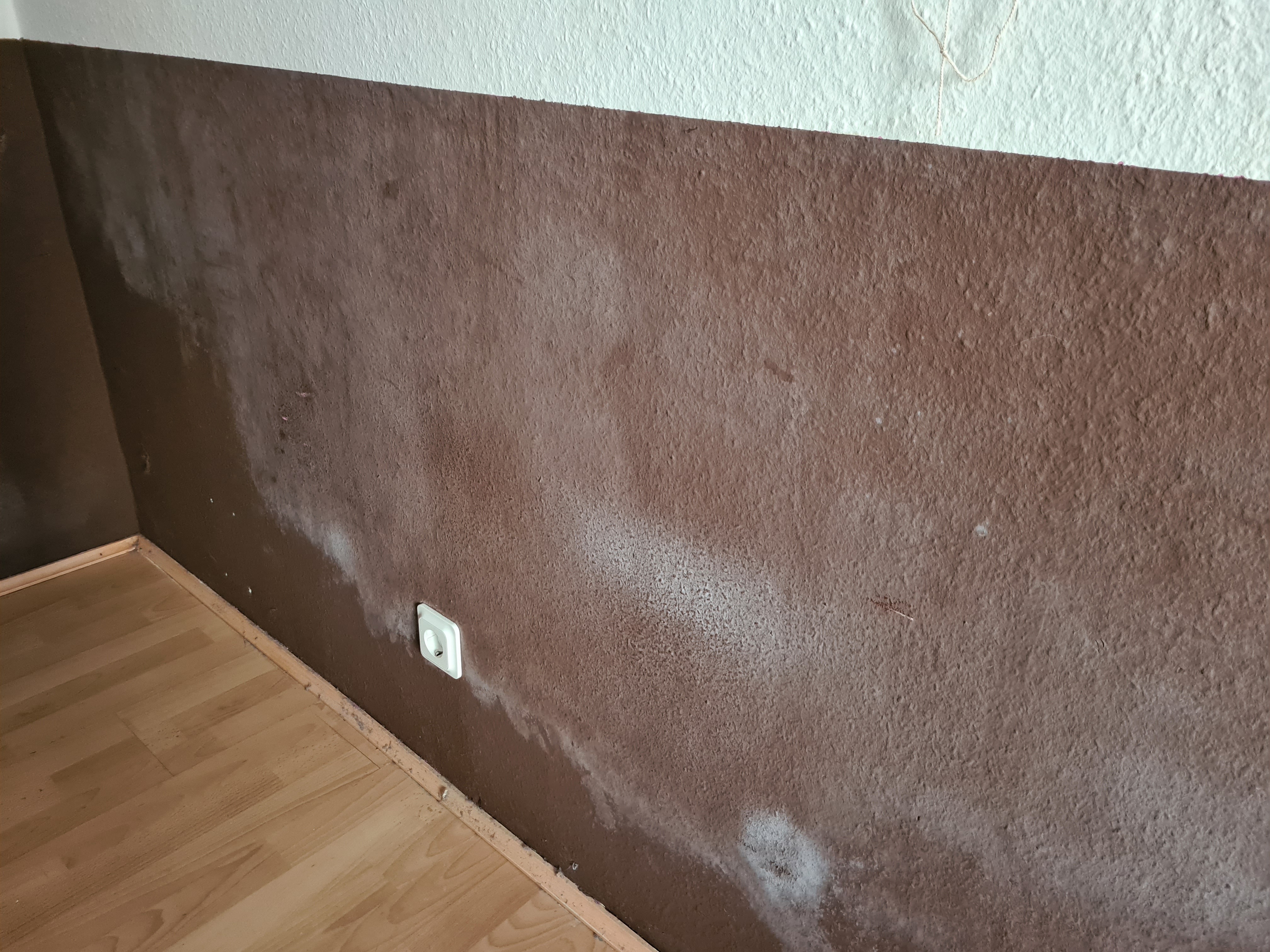 weisse-faerbung-der-wand-nachdem-wir-vor-monaten-gestrichen-haben-476148-1.jpeg