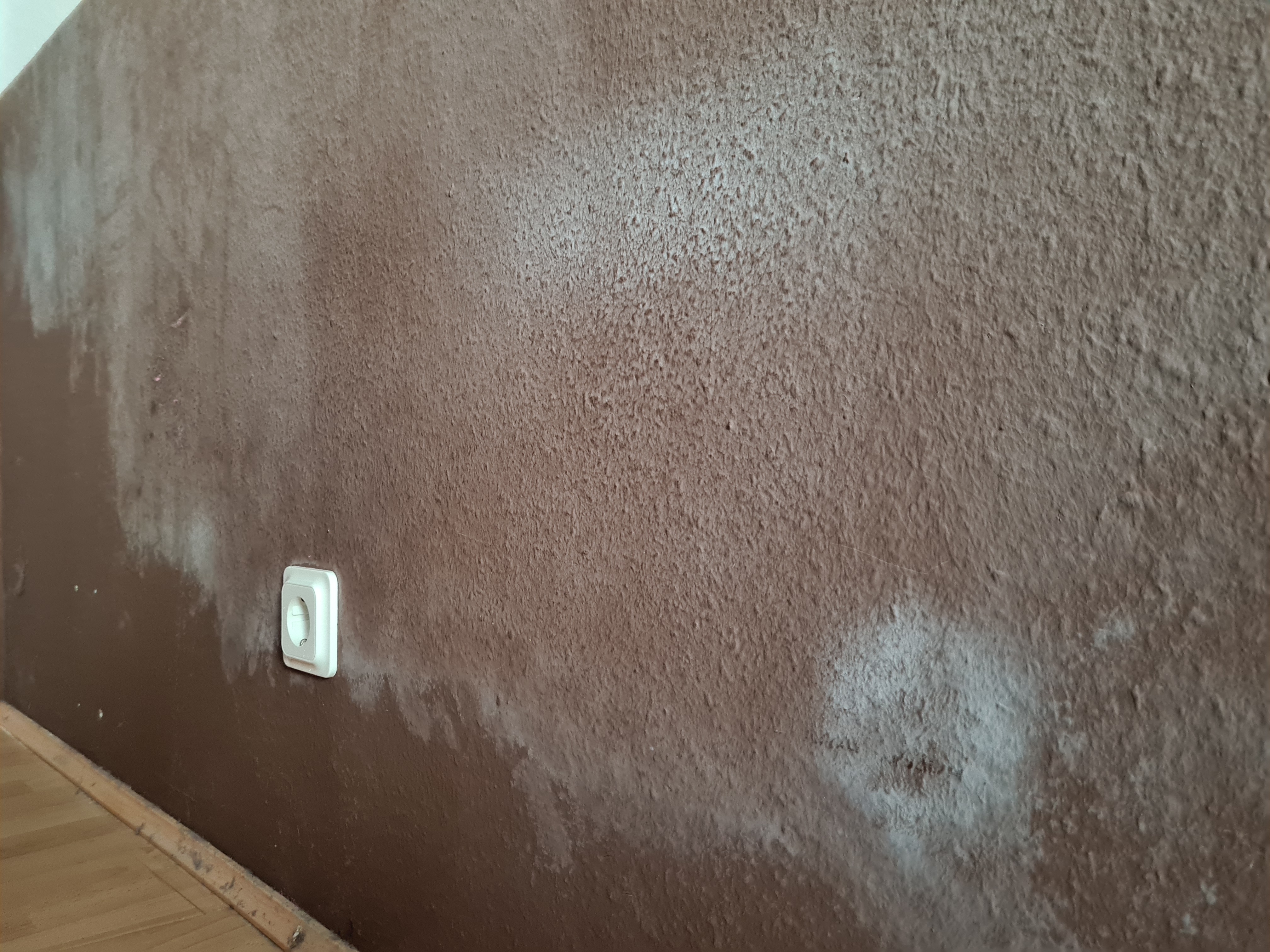 weisse-faerbung-der-wand-nachdem-wir-vor-monaten-gestrichen-haben-476148-2.jpeg