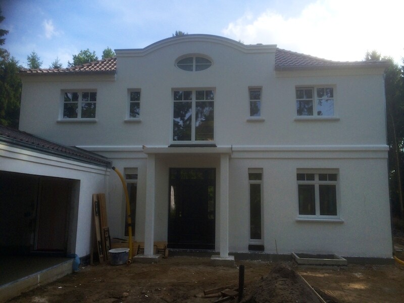 weisse-fassade-unter-konstruktion-hausbau.jpg