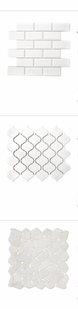 Dreier-Ansicht: oben weiße Ziegel, Mitte weißes Ornament, unten unregelmäßige weiße Mosaikstücke.