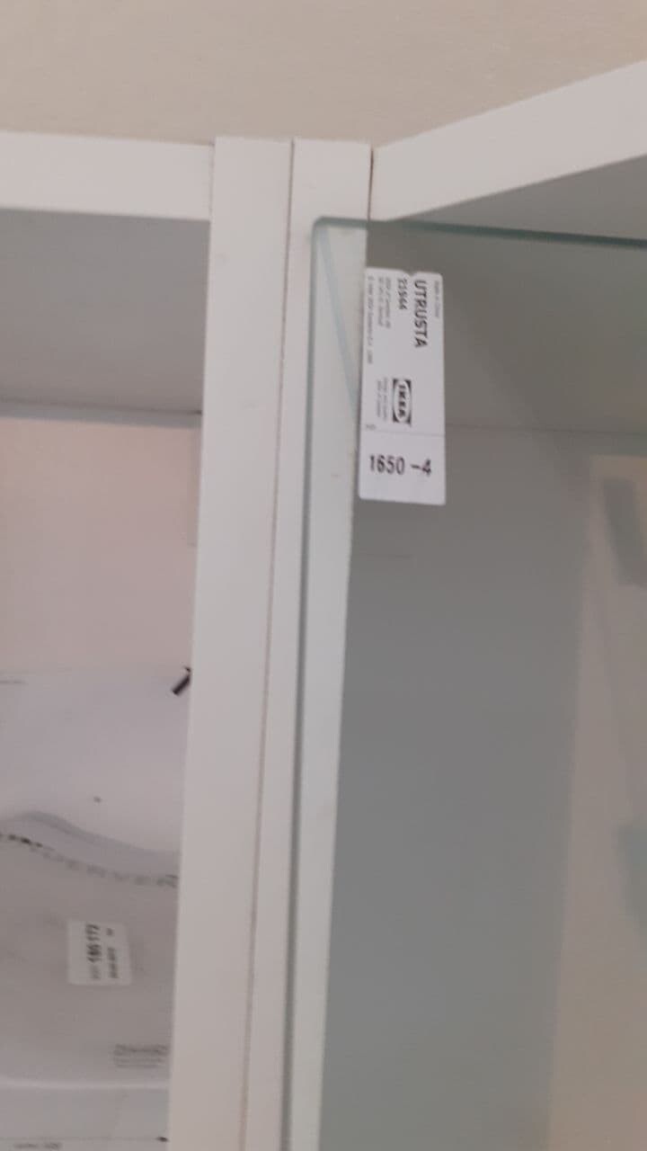 Weiße Glastür mit Etikett am Glas; Zahl 1650-4 sichtbar.