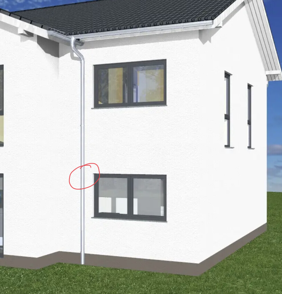 Weiße Hausfassade mit dunklen Fensterrahmen, Dachrinne und senkrechtem Fallrohr; markierter Bereich.