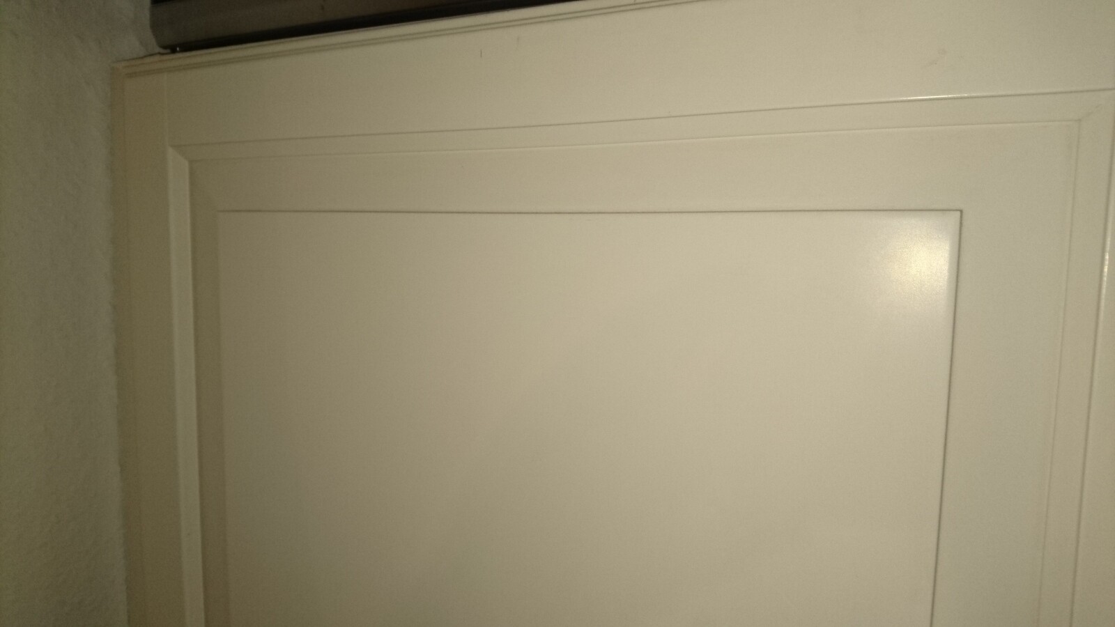 Weisse Innentuer mit umlaufender Rahmenverkleidung im Flur.