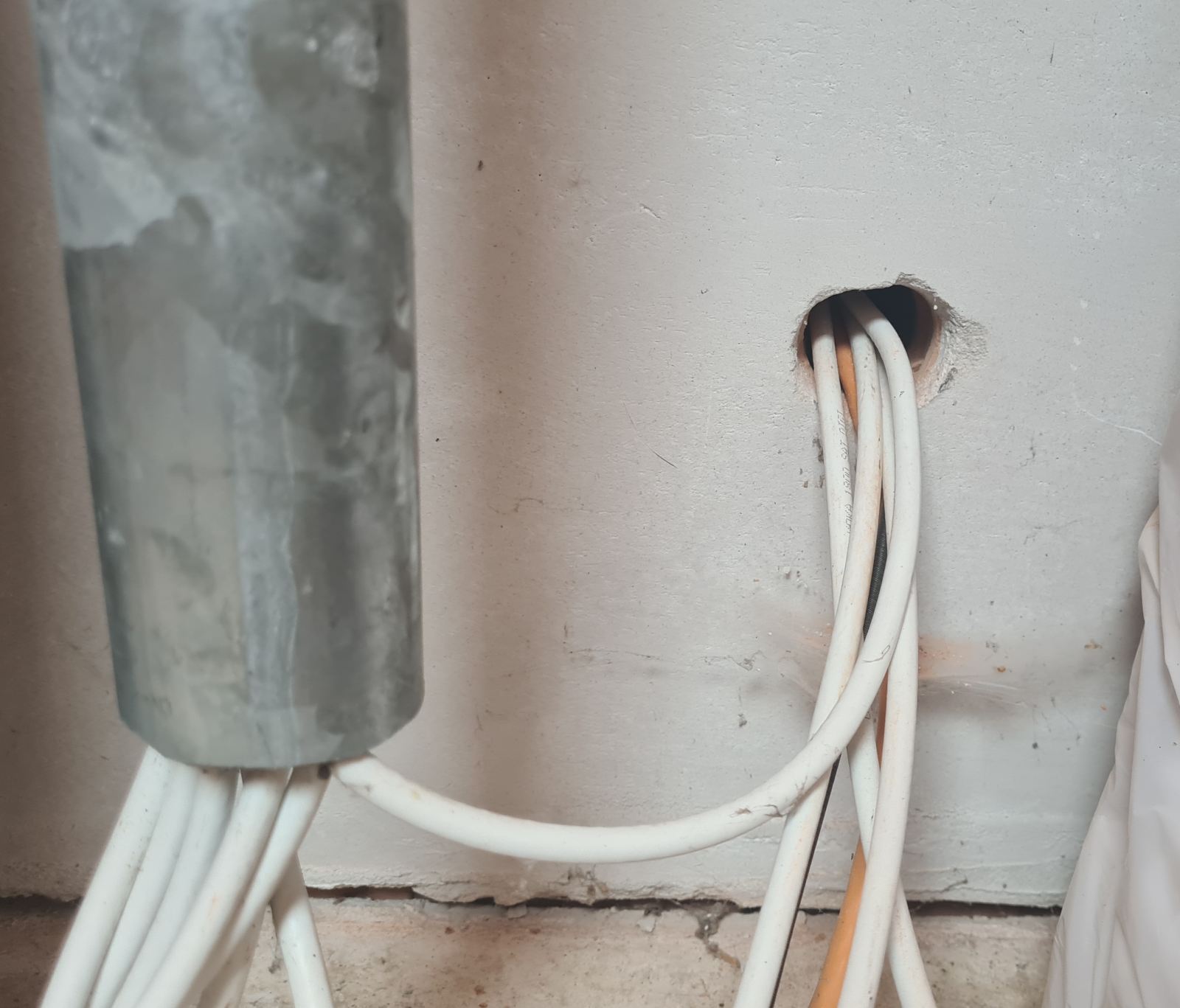 weisse-kabelinstallation-wand-durchbruch-elektrik.jpg