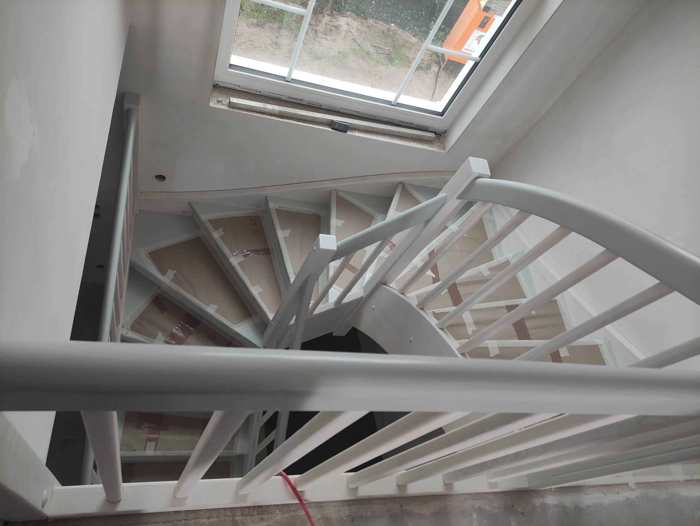 weiße-spiraltreppe-im-hausbau-innentreppen-baufortschritt.jpg