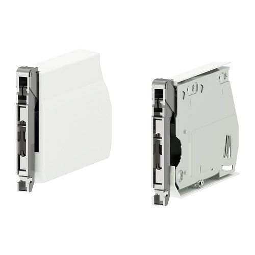 Vorder- und Rückseite von zwei weißen Unterputz-Schaltereinsätzen mit Montagerahmen.