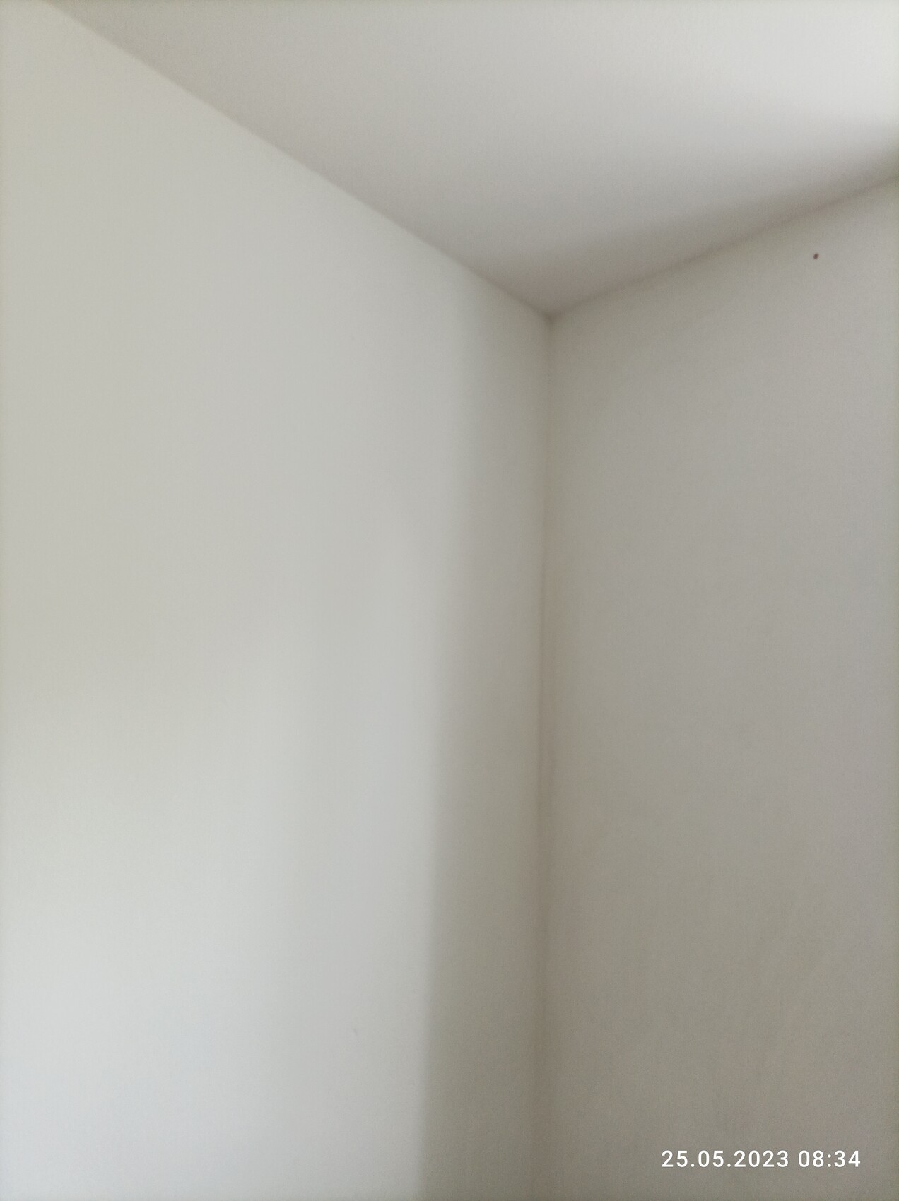 Weiße Innenraumecke: zwei Wände treffen sich in einem leeren Raum.