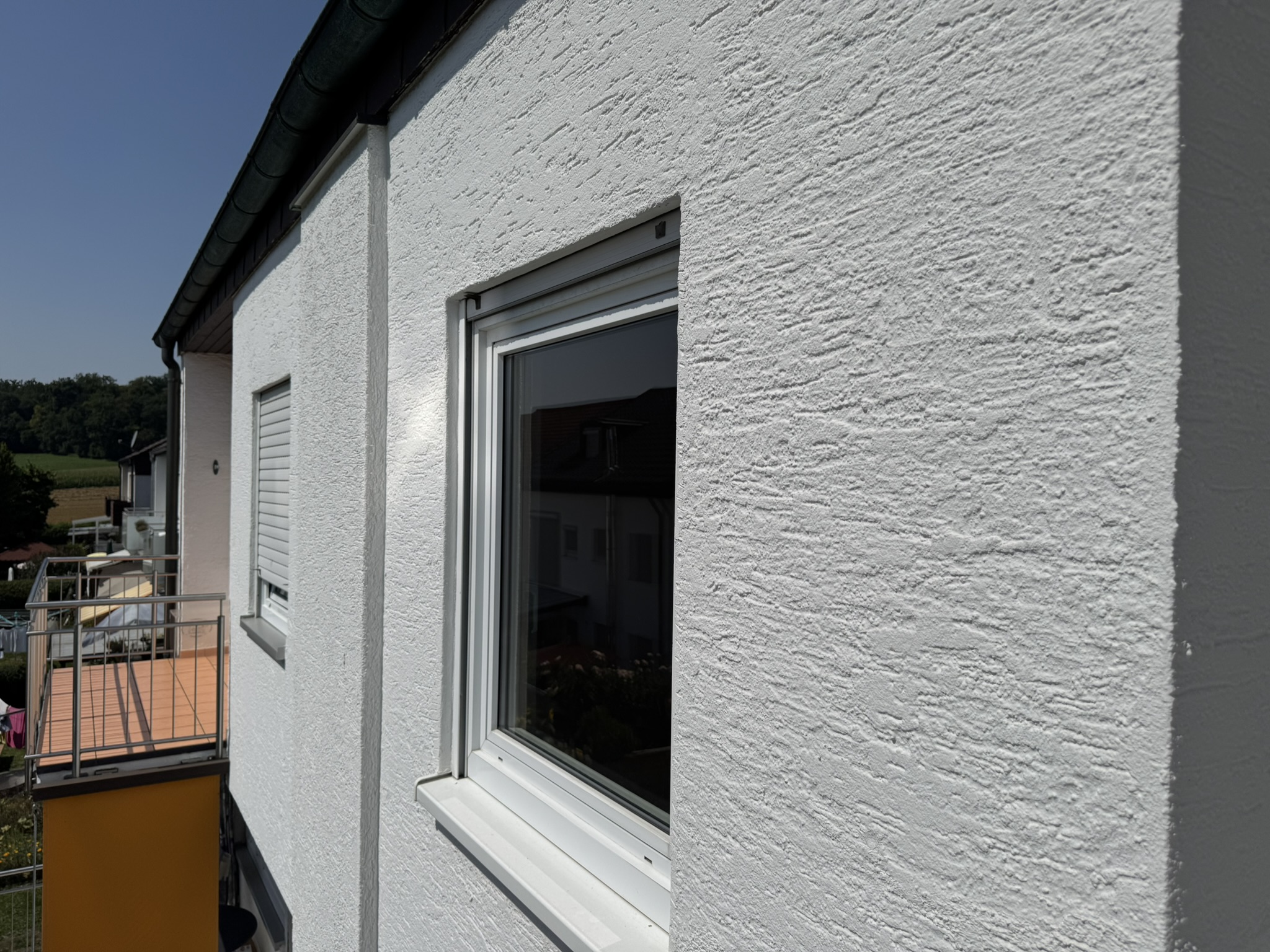weisse-wand-mit-fenster-aussenansicht-balkon.JPEG