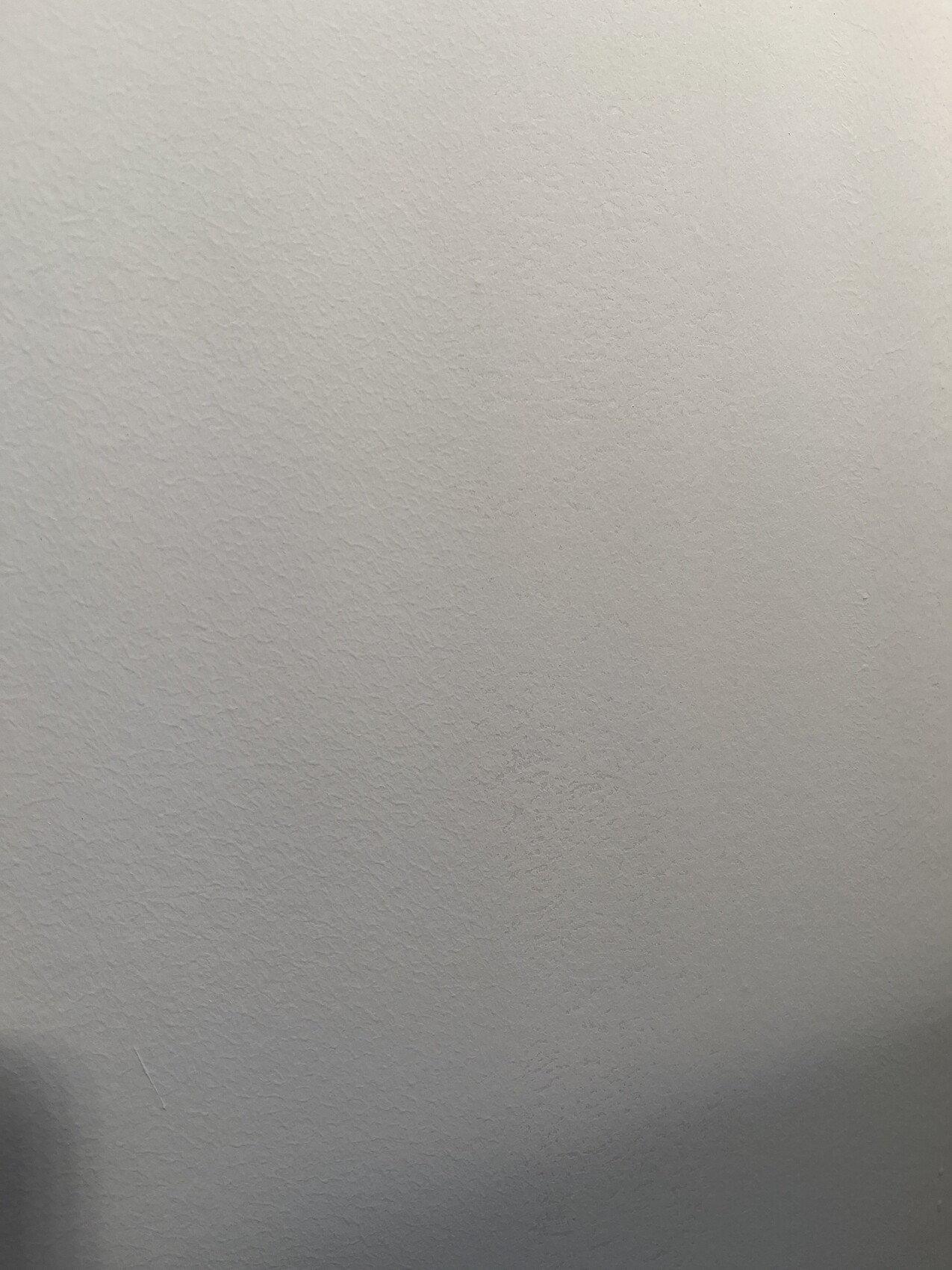 Helle, strukturierte Wand ohne Objekte.