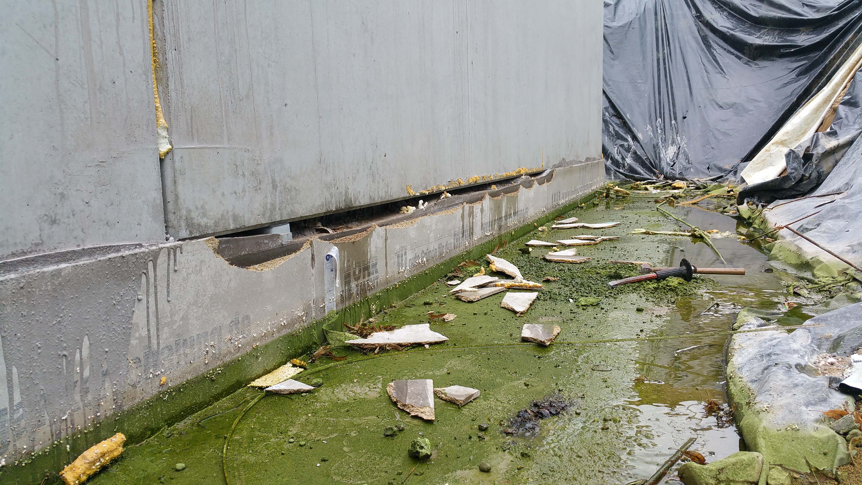weisse-wanne-uebergangfuge-betonplatte-zum-teil-nicht-verfuellt-150430-1.jpg