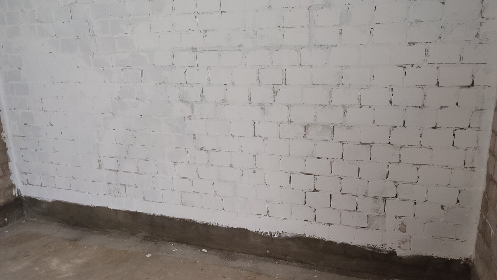weisse-ziegelwand-im-keller.jpg