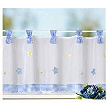 Weisser Badvorhang mit blauem Blumenmuster und blauer Bordüre, Gardinenringe sichtbar.