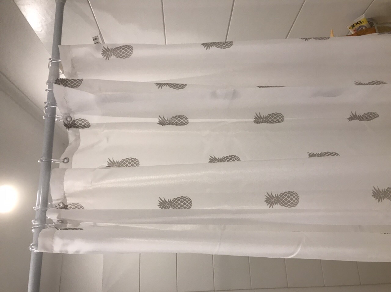 Weisser Duschvorhang mit Ananas-Muster im Badezimmer