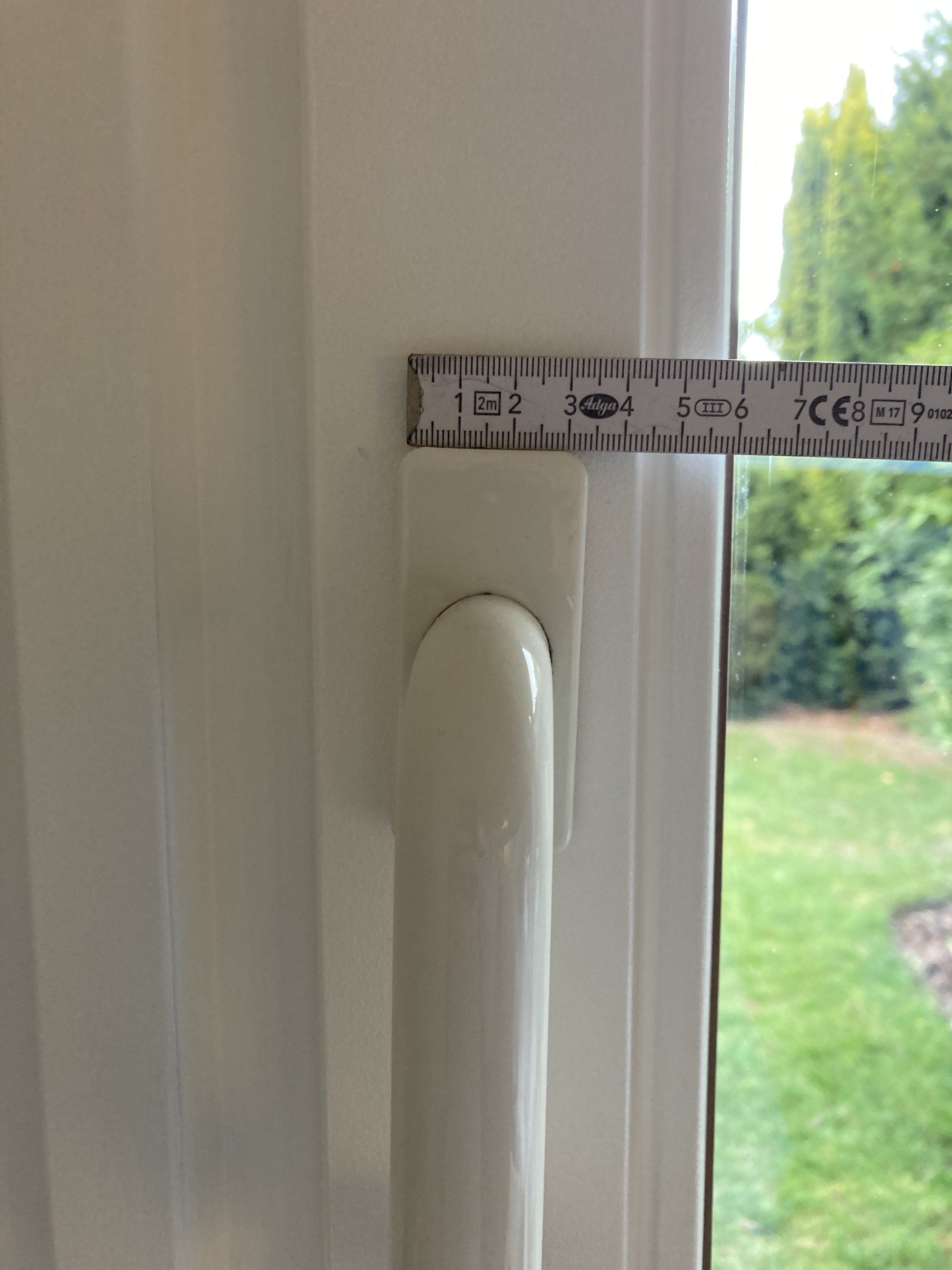 weisser-fenstergriff-rahmen-massband.jpg