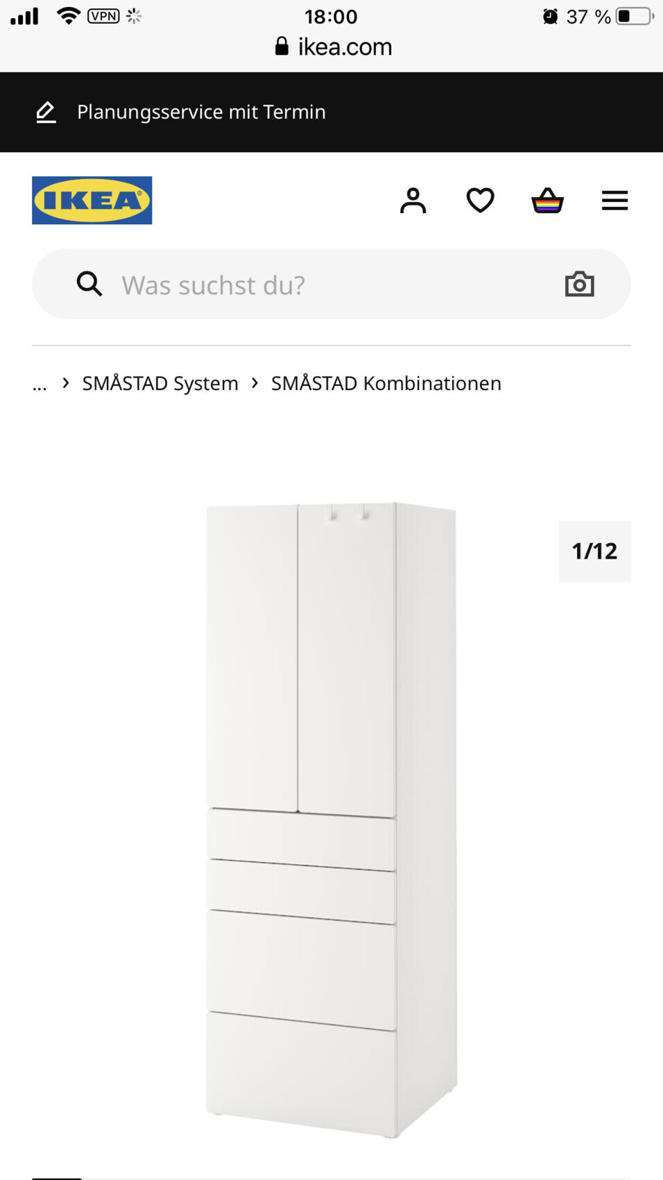 Weißer IKEA SMÅSTAD Hochschrank mit zwei oberen Türen und mehreren unteren Schubladen.