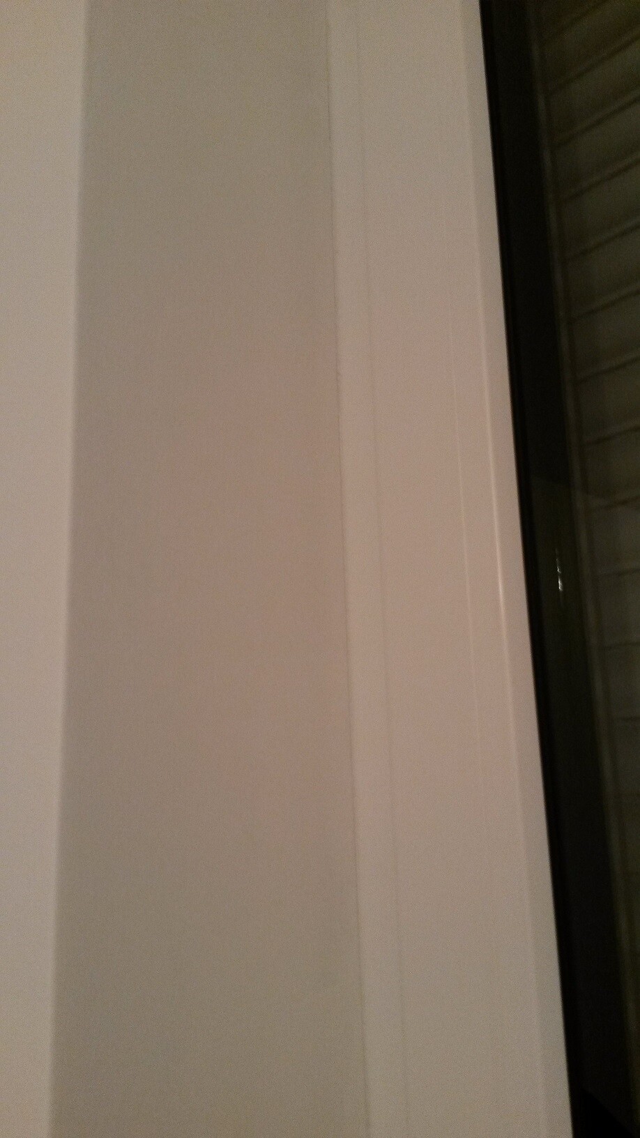 Weisser Innen-Tuerrahmen neben Fensterrahmen im Innenraum