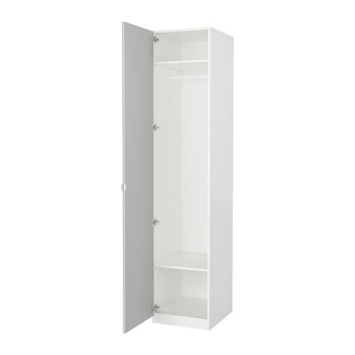 Schmaler weißer Kleiderschrank mit geöffneter Tür; Innen Kleiderstange und Ablagen.