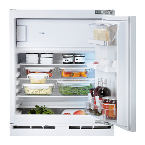 Offener Kühlschrank mit Gemüse, Käse, Eier, Gläser und Obst in den Fächern.