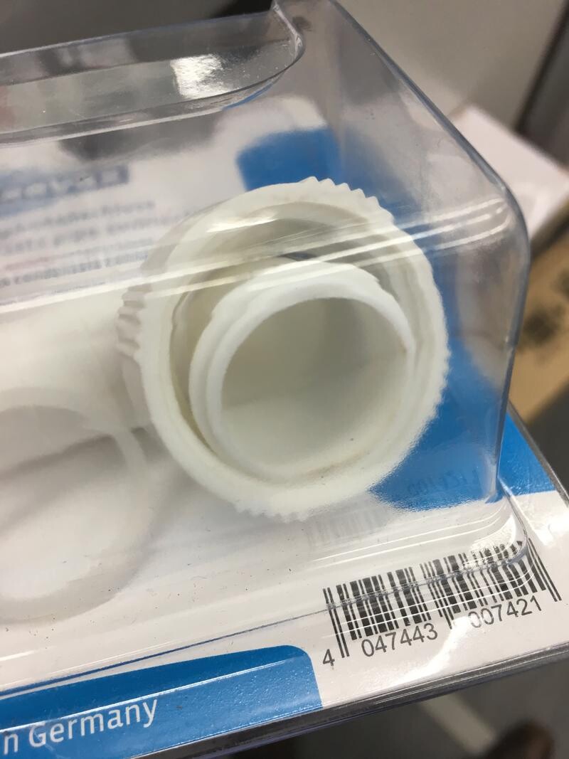 Weisser Plastik-Gewinde-Verschluss in transparenter Verpackung
