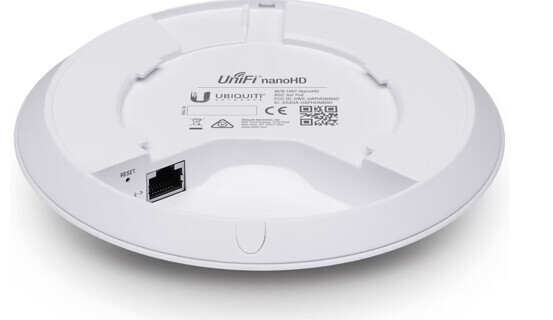 Weiße runde UniFi nanoHD Access Point Rückseite mit Ethernet-Anschluss.