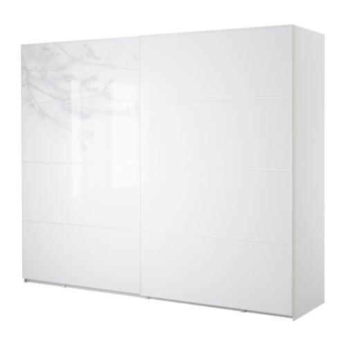 Moderner weißer Kleiderschrank mit Schiebetüren und glatter Glasfront