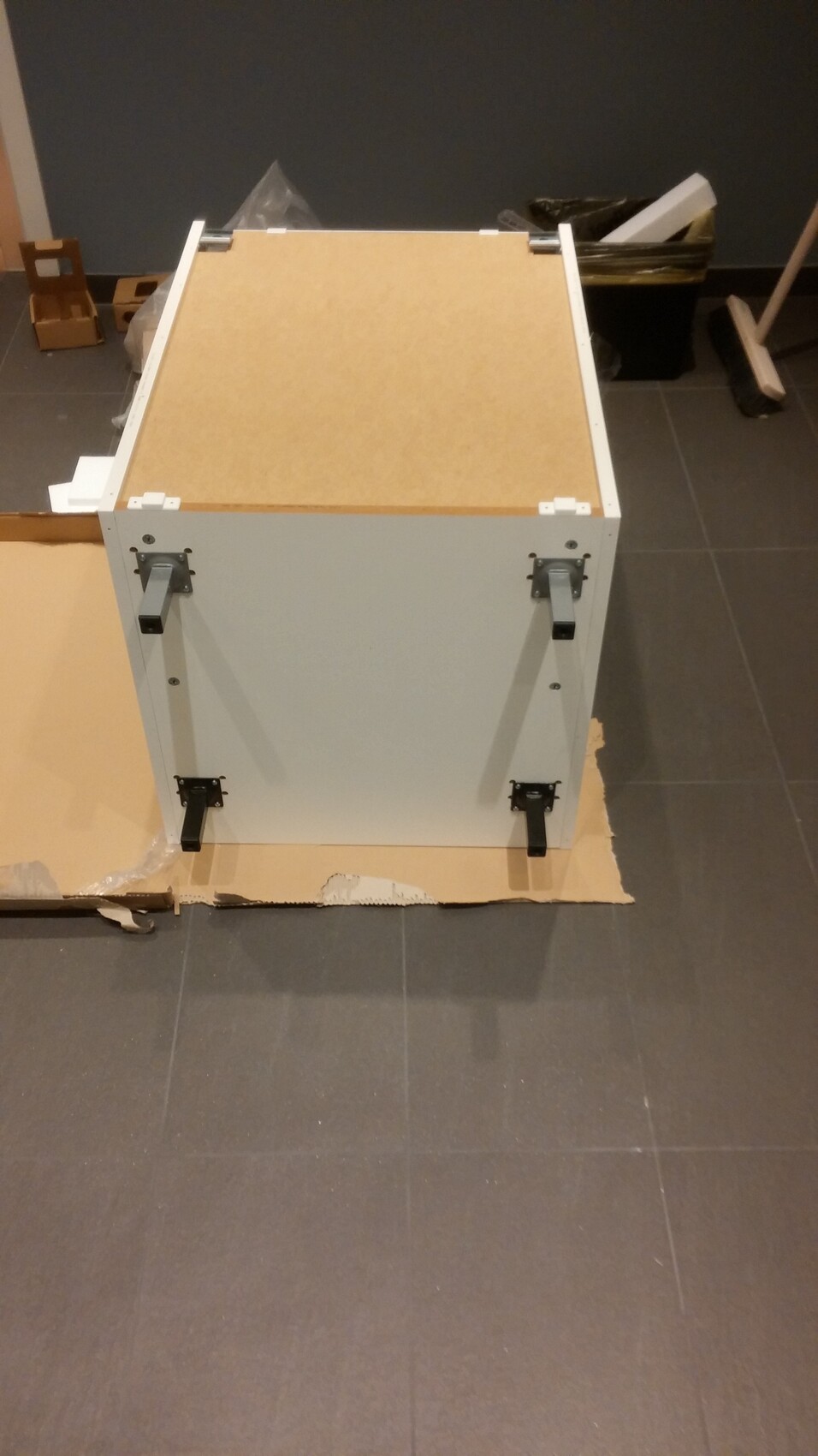 weißer-schrank-aufbau-innenausbau-werkstatt.jpg