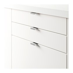 Weißer Schubladenschrank mit drei Schubladen und Metallgriffen