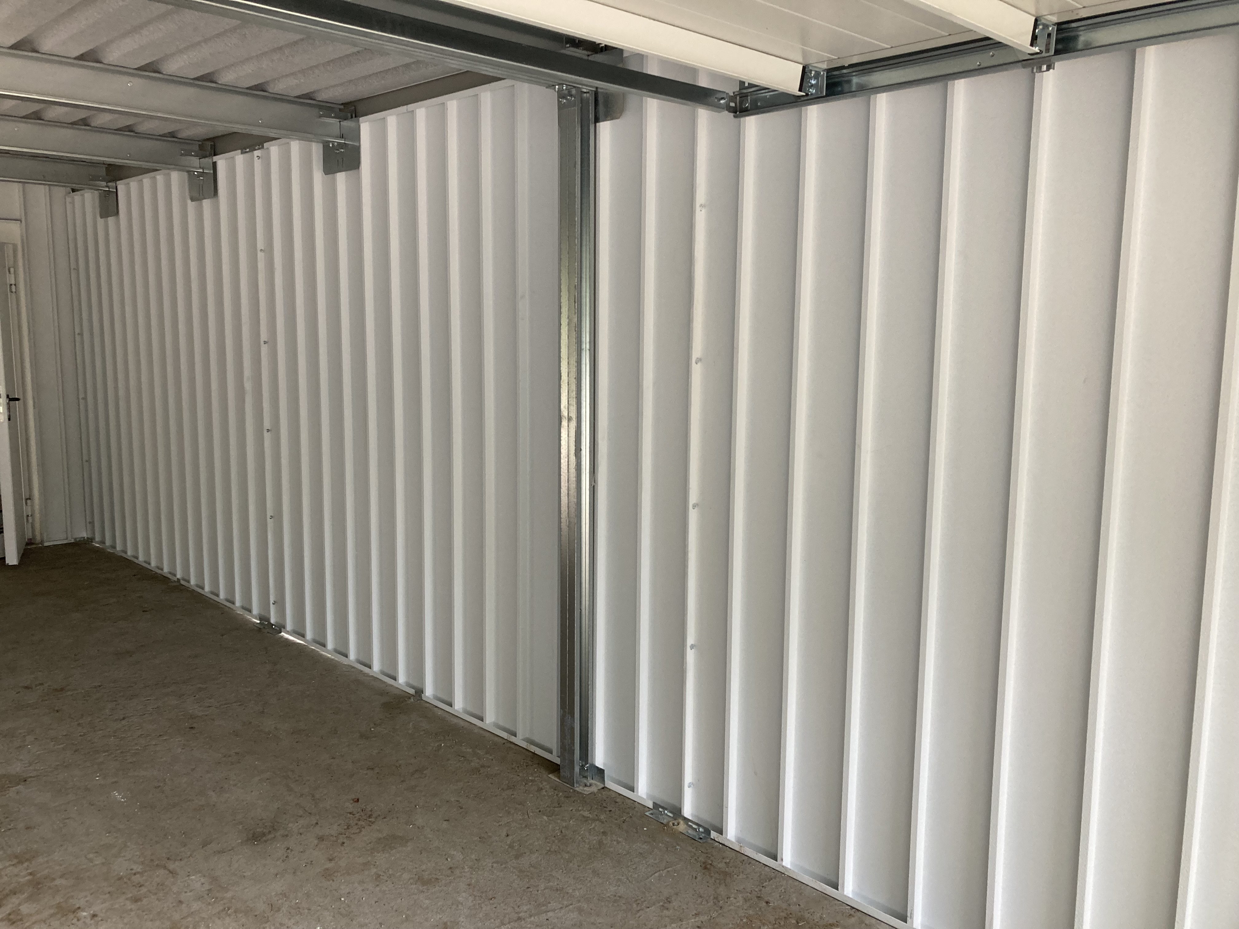 weisser-stahlcontainer-innenraum-lagerraum.jpg