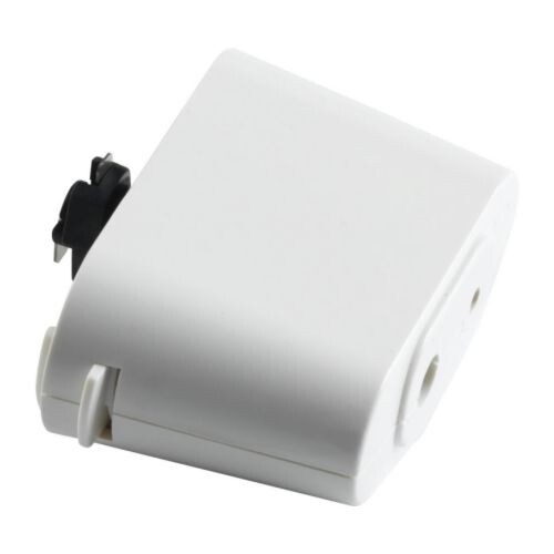 Weißer kompakter elektrischer Steckdosenadapter mit schwarzer Seite