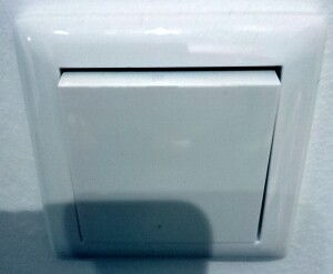 Weißer Wandschalter aus Kunststoff – Nahaufnahme