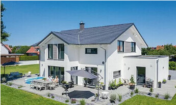 Weisses zweigeschossiges Einfamilienhaus mit Terrasse, Garten und Pool im Aussenbereich.