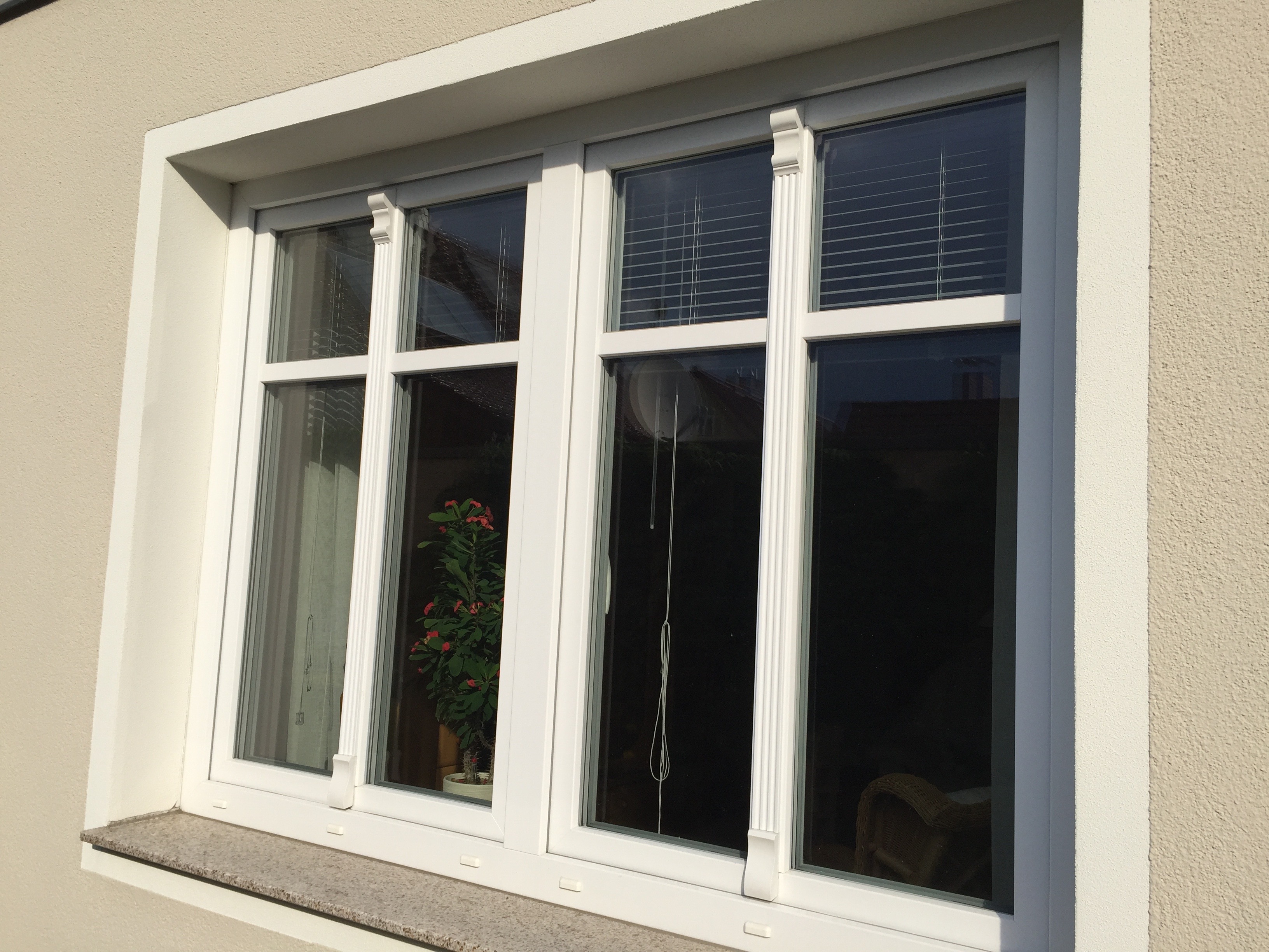 weisses-fenster-mit-rahmen-an-aussenwand-eines-hauses.JPG