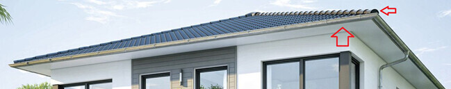 Modernes weißes Einfamilienhaus mit dunklem Dach und Solarpanels links am Dach