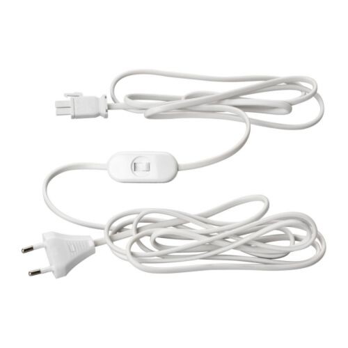 Weisses Netzkabel mit Schalter und Stecker liegt aufgewickelt.