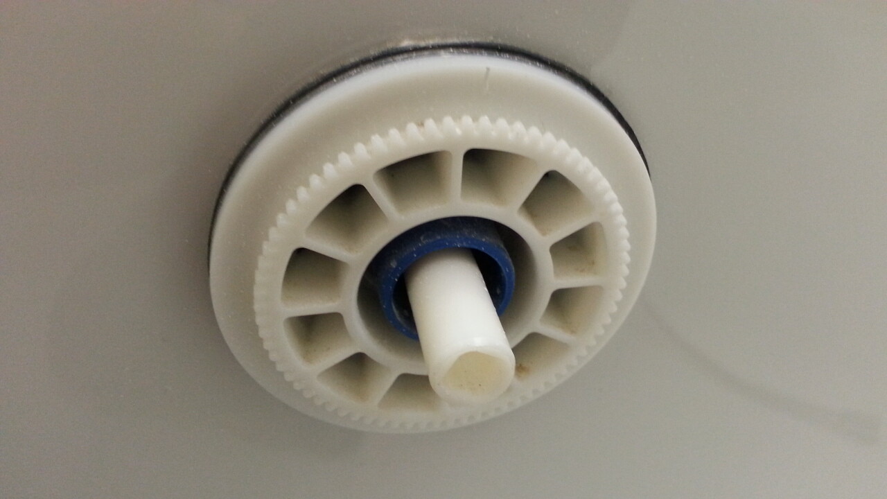 Nahaufnahme eines weißen Kunststoff-Teils eines Sanitär-Installationssystems mit blauem Ring