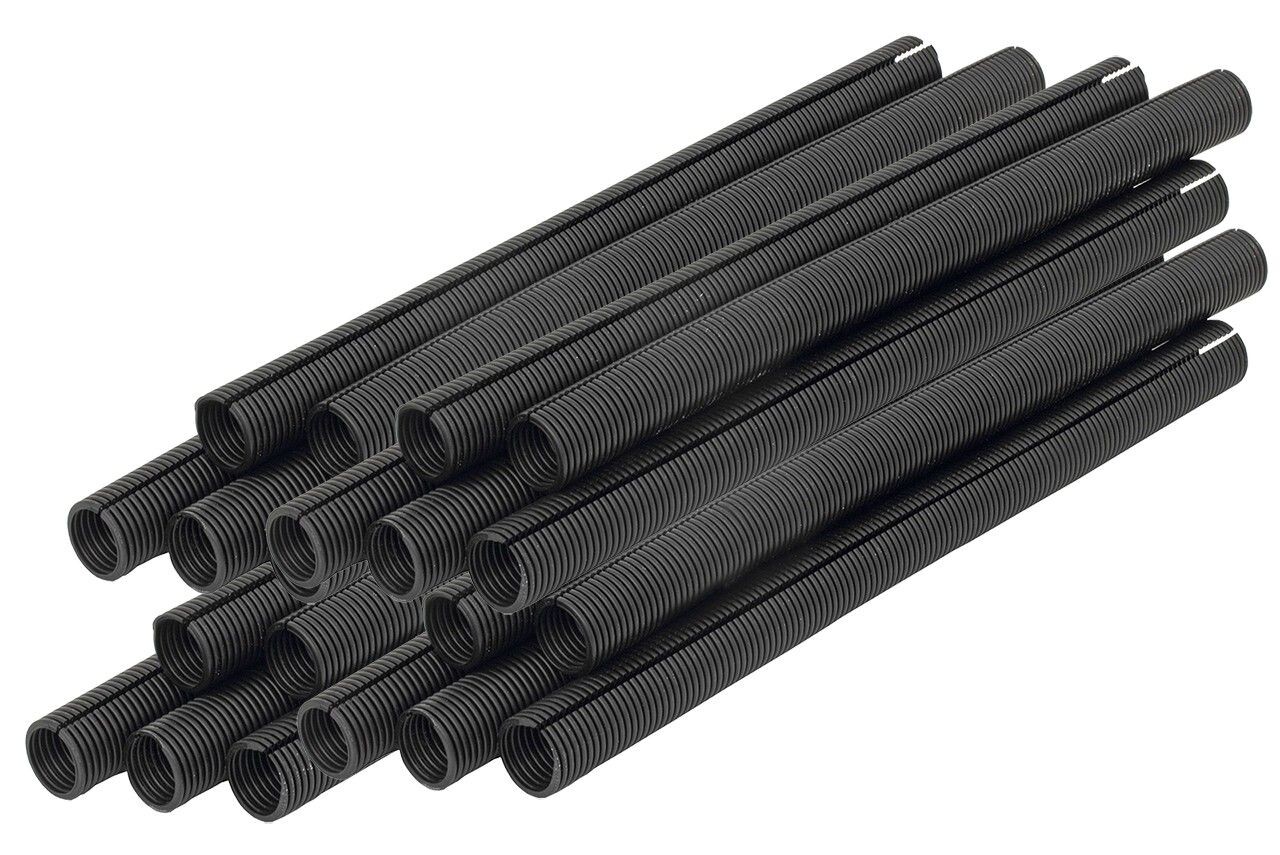 Mehrere schwarze flexible Kunststoff-Wellrohre für Drainage oder Kabelschutz gestapelt