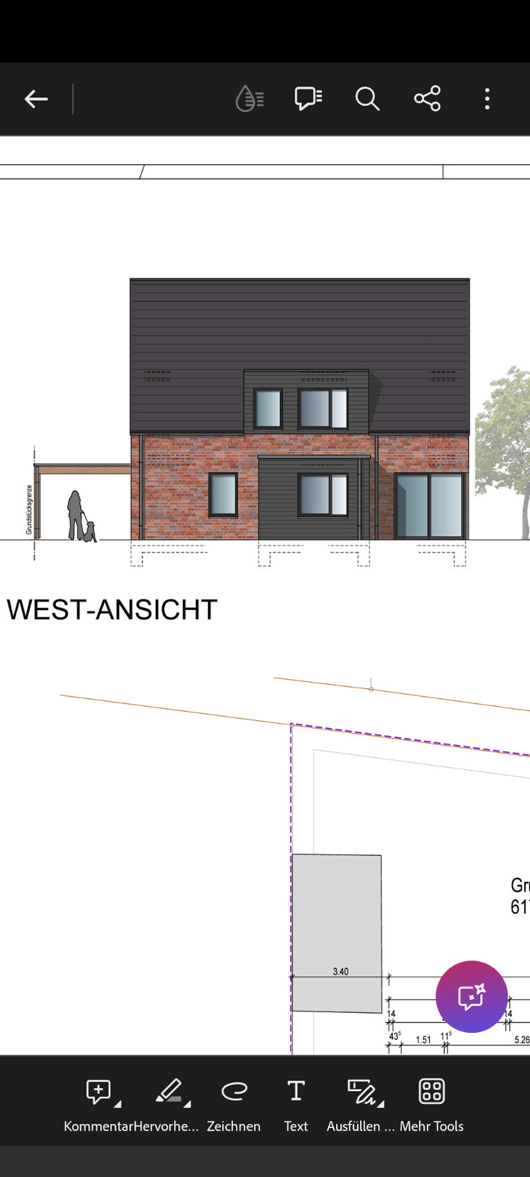 Westansicht: zweigeschossiges Haus, roter Backstein unten, dunkles OG, Fenster, Baum rechts.