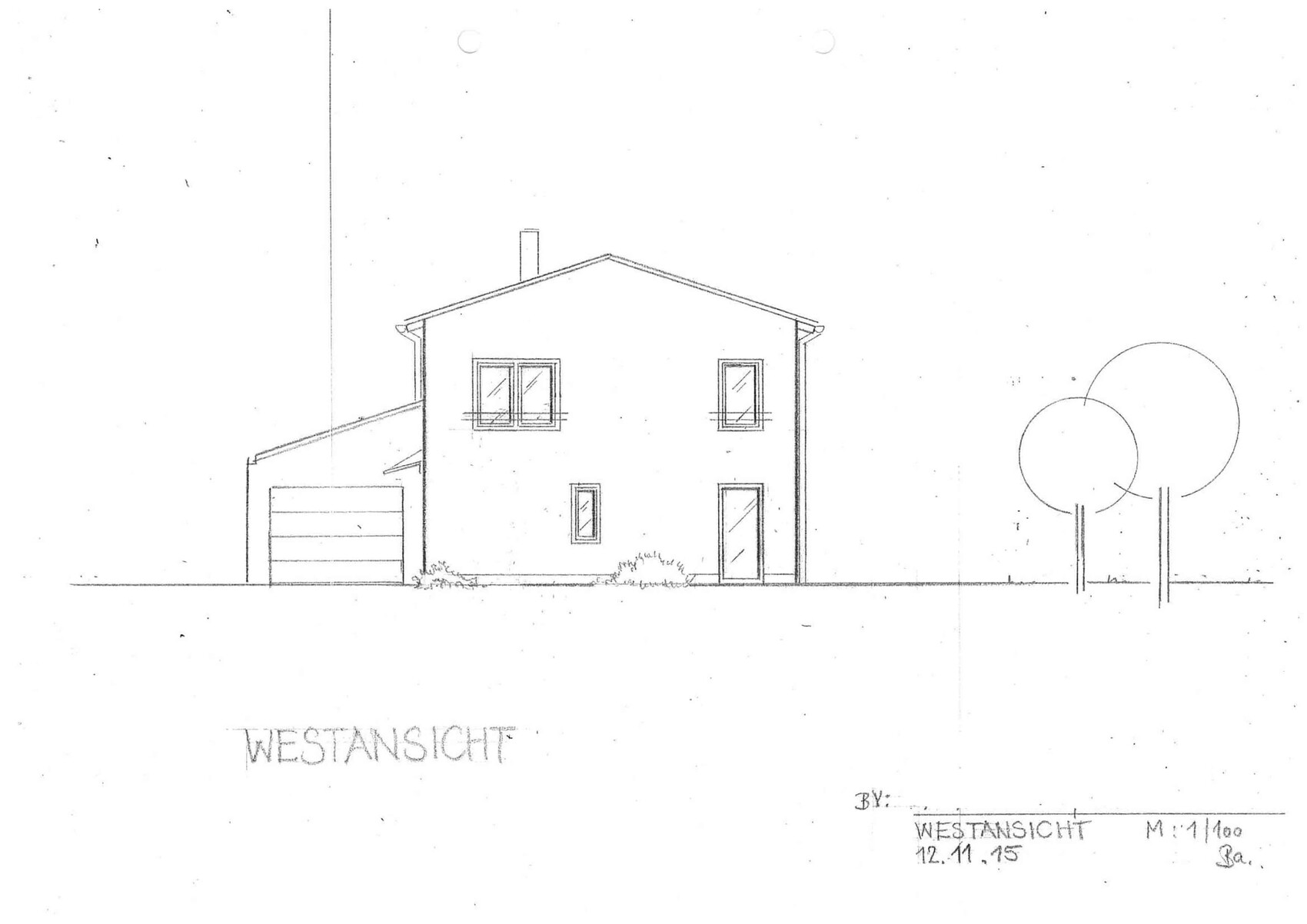 Westansicht eines Einfamilienhauses mit Garage, Fenstern und Gartenstraeuchern